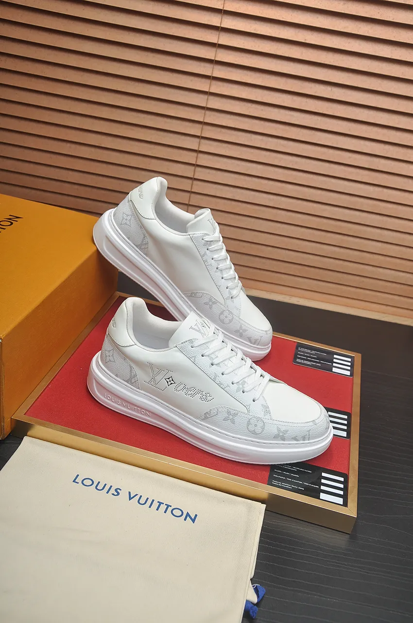 Men's men's shoes 💰640💶Original development, quality shipping, welcome to compare - LV sneaker series sports shoes introduce the loose silhouette of the ready-to-wear series into the spring and summer men's wear shows and make an eye-catching appearance. The cow leather upper is combined with rough fabric laces, and colorful beading highlights the brand's classic elements. LV letters mark the tongue and Monogram floral outsole. Mixed materials Made of top-grain cowhide, thick shoelace design, large Monogram print on the side, mesh lining and cotton feet, the comfort is as extreme as ever, premium heritage, quality first, worth owning! Size: Men’s 38-45 (45 is custom-made and cannot be returned or exchanged)